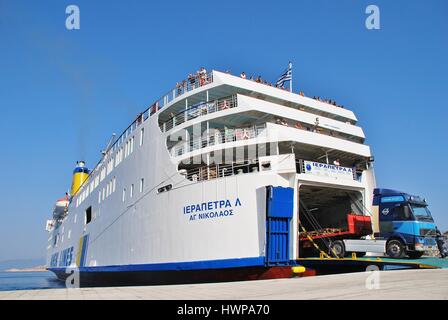 ANEK Lines ferry amarré à l'Ierapetra Emborio Harbour sur l'île grecque de Halki. Le navire de 137 mètres a été construit en 1975 au Japon. Banque D'Images