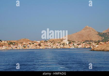 La ville portuaire d'Emborio sur l'île grecque de Halki vu de la baie. Banque D'Images