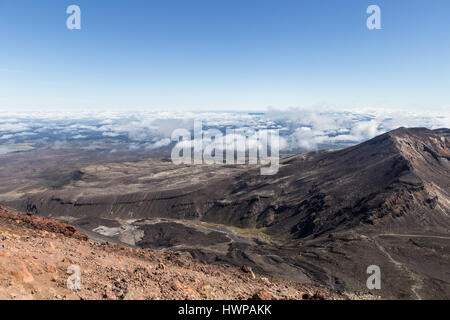 La célèbre Tongariro Alpine crossing rail randonnée vue à partir de la pente du volcan Ngauruhoe en Nouvelle-Zélande l'île du nord. Banque D'Images