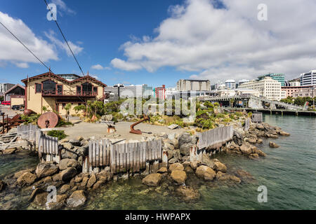 Promenade au bord de l'eau dans la région de Wellington, Nouvelle-Zélande capitale sur une journée ensoleillée avec le quartier des affaires, en l'arrière-plan Banque D'Images