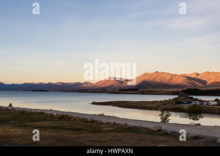 Coucher du soleil sur le lac Takepo dans district de Canterbury en Nouvelle-Zélande. La célèbre église du bon pasteur est visible sur la droite. Banque D'Images