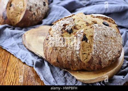 Irish soda bread dans un cadre rustique sur une vieille table en bois. Banque D'Images