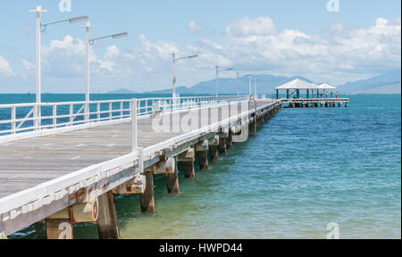 Longue jetée en bois à Picnic Bay sur Magnetic Island, Queensland, Australie Banque D'Images