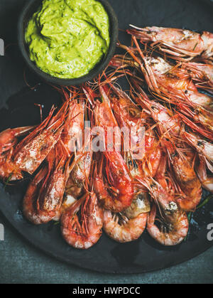 Crevettes rouges grillés avec sauce guacamole avocat, vue du dessus Banque D'Images
