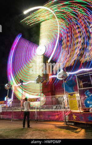 Light trails de longue exposition d'un carnival ride à l'échelle locale show, Charters Towers, Australie Banque D'Images