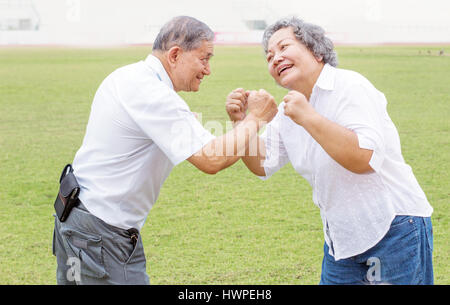 Close up asian vieil homme et femme Louie pwerle action sur stadium Banque D'Images