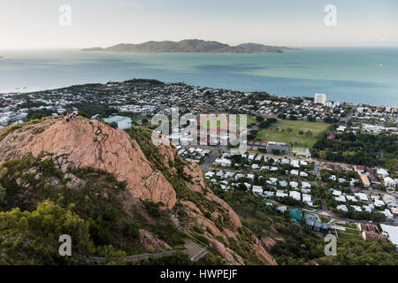 Vue sur Townsville City depuis le point de vue de Castle Hill jusqu'à Strand et Magnetic Island au-delà Banque D'Images