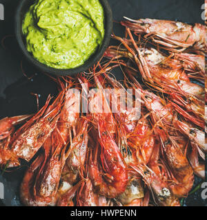 Crevettes rouges grillés avec sauce guacamole avocat, carré petit Banque D'Images