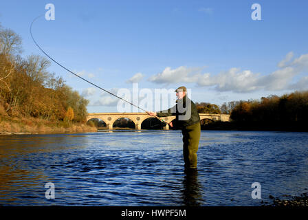 Jack Charlton pêche dans la Tweed à Cornhill-on-Tweed Banque D'Images