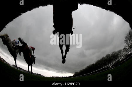 Chevaux saut dans la Menuiserie Howdens Steeple Chase, à Haydock Racecourse. ASSOCIATION DE PRESSE Photo. Photo date : mercredi 22 mars, 2017. Crédit photo doit se lire : Martin Rickett/PA Wire Banque D'Images