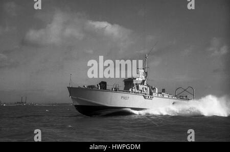 AJAX NEWS & FEATURE SERVICE. 5ème octobre, 1956. SOLENT, en Angleterre. - DARK CLASS MTB/MGB PATROUILLEUR RAPIDE THE ROVER (P1107) À GRANDE VITESSE. PHOTO:AJAX NEWS & FEATURE SERVICE/VT COLLECTION REF:VT2246 Banque D'Images