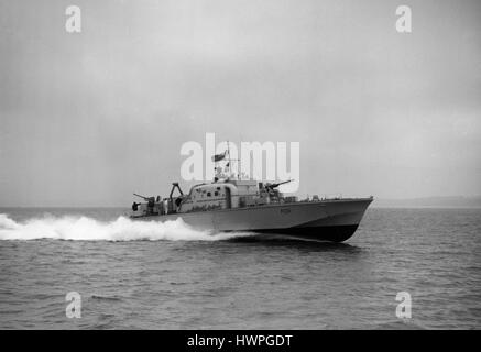 AJAX NEWS & FEATURE SERVICE. 27th, 1958 COTOBER. SOLENT, en Angleterre. Bateau de patrouille rapide - ESSAIS - VOSPER CONÇU ET CONSTRUIT FPB PFIEL (P1011) SUR DES ESSAIS DE VITESSE. PHOTO:AJAX NEWS & FEATURE SERVICE/VT COLLECTION REF:VT2883 Banque D'Images