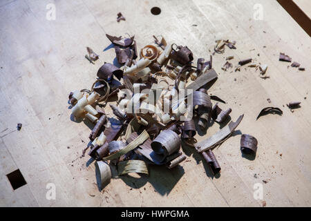 Portrait de sciure sur table en bois en atelier Banque D'Images