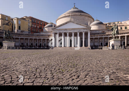 L'église San Francesco di Paola et Piazza del Plebiscito, Naples, Italie. Banque D'Images