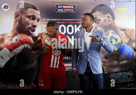 Kell Brook (à gauche) et Errol Spence au cours de la conférence de presse à Bramall Lane, Sheffield. Banque D'Images