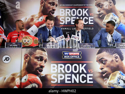 Kell Brook (à gauche) et Errol Spence (droite) entre promoteur Eddie Hearn au cours de la conférence de presse à Bramall Lane, Sheffield. Banque D'Images