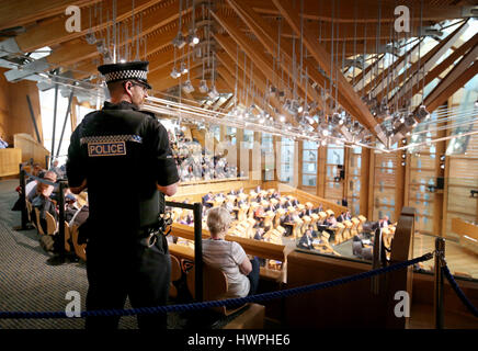 La présence policière dans la chambre principale au parlement écossais à Édimbourg, le deuxième jour du débat sur un éventuel second référendum sur l'indépendance écossaise. Banque D'Images