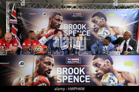 (De gauche à droite) Formateur Dominic Ingle, Kell Brook, promoteur Eddie Hearn, Sky Sports' Adam Smith, Errol Spence et formateur Derrick James au cours de la conférence de presse à Bramall Lane, Sheffield. Banque D'Images