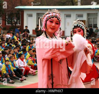 Hefei, Hefei, Chine. Mar 20, 2017. Hefei, Chine 20 mars 2017 : (usage éditorial uniquement. Chine).Les étudiants bénéficient de l'opéra traditionnel effectué par les artistes en art populaire à Hefei, Chine de l'est l'Anhui Province, Mars 21st, 2017. Crédit : SIPA Asie/ZUMA/Alamy Fil Live News Banque D'Images