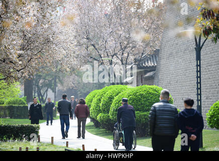 Xi'an, province du Shaanxi en Chine. Mar 22, 2017. Les gens marchent à l'Huancheng Park à Xi'an, capitale de la Province chinoise de Shaanxi nord-ouest, le 22 mars 2017. Shao Crédit : Rui/Xinhua/Alamy Live News Banque D'Images