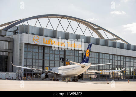 Hambourg, Allemagne. Mar 22, 2017. Un Airbus A330-343 de la Lufthansa vu en face d'une installation de Lufthansa Technik AG, filiale de transporteur aérien allemand Lufthansa, à Hambourg, Allemagne, 22 mars 2017. Photo : Daniel Reinhardt/dpa/Alamy Live News Banque D'Images