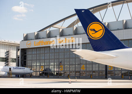 Hambourg, Allemagne. Mar 22, 2017. Un Airbus A330-343 de la Lufthansa vu en face d'une installation de de Lufthansa Technik AG, filiale de transporteur aérien allemand Lufthansa, à Hambourg, Allemagne, 22 mars 2017. Photo : Daniel Reinhardt/dpa/Alamy Live News Banque D'Images