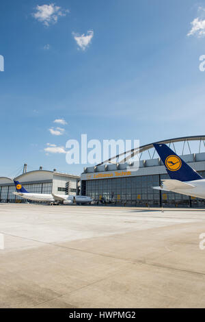 Hambourg, Allemagne. Mar 22, 2017. Un Airbus A330-343 de la Lufthansa (L) et d'un Airbus A380-841 vu en face d'une installation de Lufthansa Technik AG, filiale de transporteur aérien allemand Lufthansa, à Hambourg, Allemagne, 22 mars 2017. Photo : Daniel Reinhardt/dpa/Alamy Live News Banque D'Images