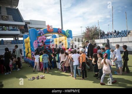 Athènes, Grèce. 21Th Mars, 2017. Les réfugiés prennent part aux célébrations de Norouz, le Nouvel An dans le calendrier iranien et le premier jour du printemps, dans le camp de réfugiés dans l'ex-complexe olympique de hockey à Hellinikon à Athènes, Grèce, le 21 mars 2017. ©Elias Verdi/Alamy Live News Banque D'Images