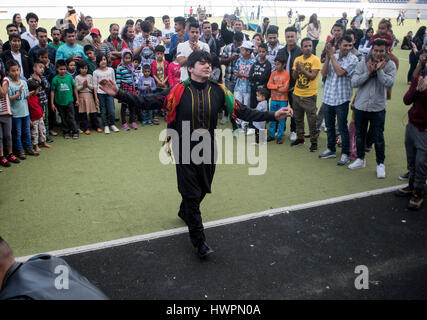 Athènes, Grèce. 21Th Mars, 2017. Les réfugiés prennent part aux célébrations de Norouz, le Nouvel An dans le calendrier iranien et le premier jour du printemps, dans le camp de réfugiés dans l'ex-complexe olympique de hockey à Hellinikon à Athènes, Grèce, le 21 mars 2017. ©Elias Verdi/Alamy Live News Banque D'Images