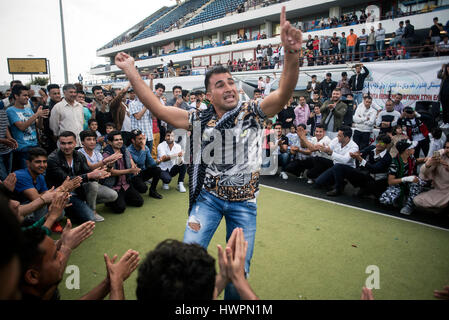 Athènes, Grèce. 21Th Mars, 2017. Les réfugiés prennent part aux célébrations de Norouz, le Nouvel An dans le calendrier iranien et le premier jour du printemps, dans le camp de réfugiés dans l'ex-complexe olympique de hockey à Hellinikon à Athènes, Grèce, le 21 mars 2017. ©Elias Verdi/Alamy Live News Banque D'Images