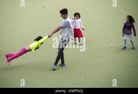 Athènes, Grèce. 21Th Mars, 2017. Les réfugiés prennent part aux célébrations de Norouz, le Nouvel An dans le calendrier iranien et le premier jour du printemps, dans le camp de réfugiés dans l'ex-complexe olympique de hockey à Hellinikon à Athènes, Grèce, le 21 mars 2017. ©Elias Verdi/Alamy Live News Banque D'Images