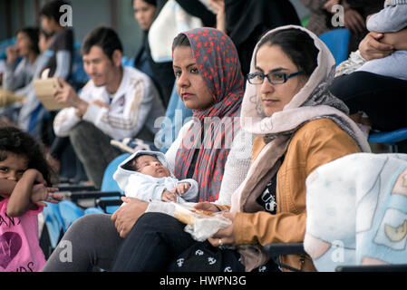 Athènes, Grèce. 21Th Mars, 2017. Les réfugiés prennent part aux célébrations de Norouz, le Nouvel An dans le calendrier iranien et le premier jour du printemps, dans le camp de réfugiés dans l'ex-complexe olympique de hockey à Hellinikon à Athènes, Grèce, le 21 mars 2017. ©Elias Verdi/Alamy Live News Banque D'Images