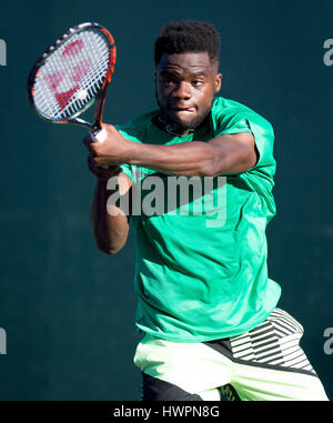 Key Biscayne, Floride, USA. Mar 21, 2017. Tiafoe Frances, des États-Unis, en action contre Mathias Bourgue, de France, à l'Open de Miami 2017 présenté par le tournoi de tennis professionnel Itau, joué à Crandon Park Tennis Center à Key Biscayne, en Floride, aux États-Unis. Mario Houben/CSM/Alamy Live News Banque D'Images