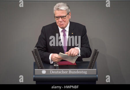 Berlin, Allemagne. Mar 22, 2017. L'ancien président allemand Joachim Gauck parle au cours d'une session conjointe du parlement fédéral (Bundestag) et le Bundesrat, d'un corps législatif de membres représentant l'Allemagne à l'échelon national, qui a eu lieu pour l'inauguration du nouveau président allemand Frank-Walter Steinmeier (pas sur la photo) à la Bundestag allemand à Berlin, Allemagne, 22 mars 2017. Steinmeier a déjà pris ses fonctions le 19 mars 2017. Photo : Sophia Kembowski/dpa/Alamy Live News Banque D'Images