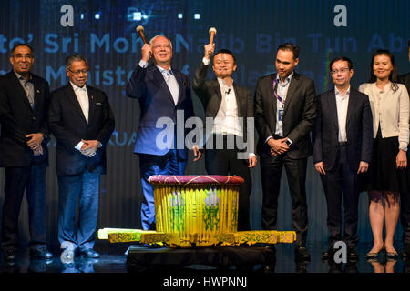 Kuala Lumpur, Malaisie. Mar 22, 2017. Le Premier Ministre malaisien Najib Razak (3L) et président exécutif de l'Alibaba Jack Ma (4L) assister à une cérémonie à Kuala Lumpur, Malaisie, le 22 mars 2017. E-commerce de la Chine Pays groupe géant a annoncé mercredi un projet de création d'un e-commerce en Malaisie hub logistique globale, cloud-computing et e-service financier afin de promouvoir le commerce et l'e-commerce dans la région. Credit : Chong Chung Voon/Xinhua/Alamy Live News Banque D'Images