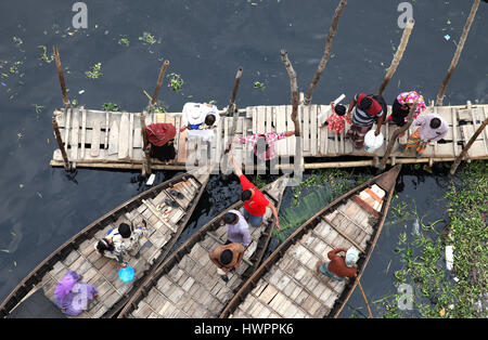 Dhaka, Bangladesh. Mar 22, 2017. 22 mars 2017 Dhaka, Bangladesh ''" un peuple bangladais monter sur le bateau pour traverser la rivière Buriganga à Dhaka, Bangladesh, le 22 mars 2017. Le Buriganga rive est tellement polluée que l'eau est impropre à l'usage même après traitement. La collante, l'eau noire montre son haut niveau de pollution sous forme de déchets industriels. La Journée mondiale de l'eau est tenue annuellement le 22 mars comme un moyen d'attirer l'attention sur l'importance de l'eau douce et de plaider pour la gestion durable des ressources en eau douce.Le thème de la Journée mondiale de l'eau en 2017 est 'Wastewater' Banque D'Images