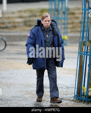 Dorchester, Dorset, UK. 22 mars, 2017. Tournage de l'épaufrure de Timothy acteur Commuter, un épisode de la canal 4/Amazon Video anthologie Philip K.'s Electric Dreams, Buttermarket en 2004/2005 dans le Dorset, UK. Crédit : David Partridge / Alamy Live News Banque D'Images