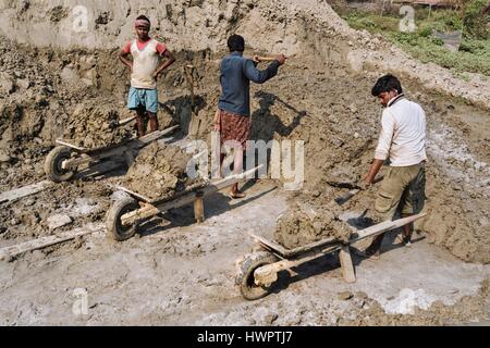 Kolkata, Bengale occidental, Inde. 3e Mar, 2017. Kolkata, Bengale occidental, Inde : Travaux de creuser le sol mou, ce qui est la clé ainsi que la matière première pour faire la brique.Chaque troisième citoyen de l'Inde est un migrant. Parmi eux sont les personnes, y compris des enfants, qui viennent de Bihar, Jharkhand et Odissa de travailler dans l'Ouest du Bengal's brickfields. Ces familles sont forcés de se déplacer en raison d'un manque d'emplois et de diminution des forêts. Avec .la rupture de la famille élargie, les enfants ont d'accompagner leurs parents plus souvent. Dans le marché des fours à briques, courtiers ajuster l'offre et la demande de main-d'œuvre. Ils re Banque D'Images