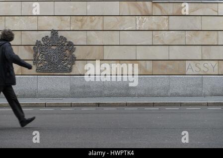 Berlin, Berlin, Allemagne. Mar 22, 2017. Passer les piétons en font de l'Ambassade britannique au centre de Berlin après une attaque terroriste présumé à Londres, où au moins quatre personnes ont été tuées. Plusieurs piétons heurtés par une voiture sur le pont de Westminster, un policier a été poignardé dans les chambres du Parlement par un attaquant, qui a été tué par la police. Crédit : Jan Scheunert/ZUMA/Alamy Fil Live News Banque D'Images