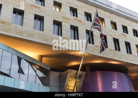 Berlin, Berlin, Allemagne. Mar 22, 2017. Un grand drapeau en font de l'Ambassade britannique au centre de Berlin après une attaque terroriste présumé à Londres, où au moins quatre personnes ont été tuées. Plusieurs piétons heurtés par une voiture sur le pont de Westminster, un policier a été poignardé dans les chambres du Parlement par un attaquant, qui a été tué par la police. Crédit : Jan Scheunert/ZUMA/Alamy Fil Live News Banque D'Images