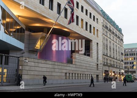 Berlin, Berlin, Allemagne. Mar 22, 2017. La police et les piétons passant en font de l'Ambassade britannique au centre de Berlin après une attaque terroriste présumé à Londres, où au moins quatre personnes ont été tuées. Plusieurs piétons heurtés par une voiture sur le pont de Westminster, un policier a été poignardé dans les chambres du Parlement par un attaquant, qui a été tué par la police. Crédit : Jan Scheunert/ZUMA/Alamy Fil Live News Banque D'Images