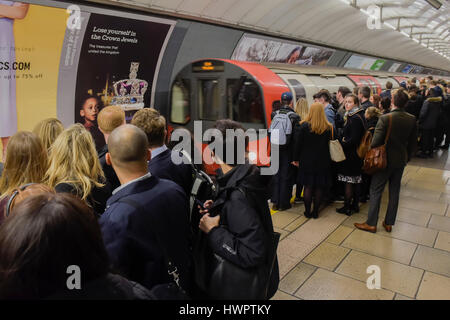 Londres, Royaume-Uni. 22 mars, 2017. La ligne Nortern est surpeuplé à Stockwell en raison de perturbations antérieures - Londres, 22 mars 2017. Crédit : Guy Bell/Alamy Live News Banque D'Images