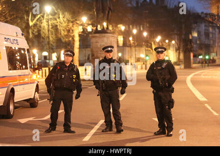 Policiers lourdement armés ont Whitehall de lockdown comme la nuit tombe après l'attaque terroriste dans la région de Westminster aujourd'hui. Credit : Nigel Bowles/Alamy Live News Banque D'Images