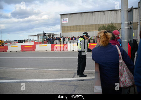 Gibraltar. 22 mars 2017. Retard de piétons au croisement de la route par la piste en tant que mesures de sécurité a augmenté en raison d'une vigilance accrue à la suite des attentats de Londres. La sécurité a été renforcée à travers Gibraltar à la suite des attentats de Londres aujourd'hui. Le territoire britannique d'outre-mer, d'un millier de kilomètres de Londres, a immédiatement réagi aux attentats à Londres, avec des policiers armés portant leurs patrouilles dans le centre-ville. Crédit : Stephen Ignacio/Alamy Live News Banque D'Images