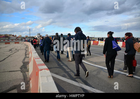 Gibraltar. 22 mars 2017. Retard de piétons au croisement de la route par la piste en tant que mesures de sécurité a augmenté en raison d'une vigilance accrue à la suite des attentats de Londres. La sécurité a été renforcée à travers Gibraltar à la suite des attentats de Londres aujourd'hui. Le territoire britannique d'outre-mer, d'un millier de kilomètres de Londres, a immédiatement réagi aux attentats à Londres, avec des policiers armés portant leurs patrouilles dans le centre-ville. Crédit : Stephen Ignacio/Alamy Live News Banque D'Images