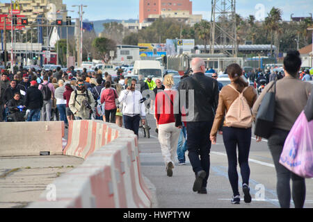 Gibraltar. 22 mars 2017. Retard de piétons au croisement de la route par la piste en tant que mesures de sécurité a augmenté en raison d'une vigilance accrue à la suite des attentats de Londres. La sécurité a été renforcée à travers Gibraltar à la suite des attentats de Londres aujourd'hui. Le territoire britannique d'outre-mer, d'un millier de kilomètres de Londres, a immédiatement réagi aux attentats à Londres, avec des policiers armés portant leurs patrouilles dans le centre-ville. Crédit : Stephen Ignacio/Alamy Live News Banque D'Images