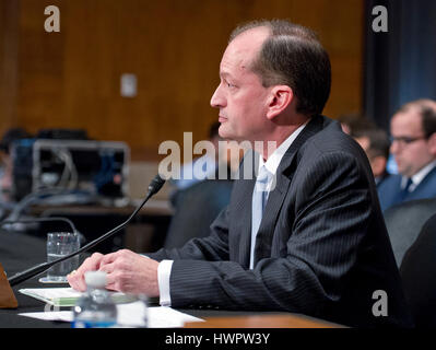 Washington, USA. Mar 22, 2017. R. Alexander Acosta, Doyen de la Florida International University College of Law et le Président des Etats-Unis, Donald J. Trump est nommé secrétaire du Travail des États-Unis, témoigne au cours de son audience de confirmation devant le comité du Sénat sur la santé aux Etats-Unis, l'éducation, le travail et les pensions sur la colline du Capitole à Washington, DC le mercredi 22 mars, 2017. Credit : Ron Sachs/CNP - AUCUN FIL SERVICE - Photo : Ron Sachs/consolidé Nouvelles Photos/Ron Sachs - CNP/dpa/Alamy Live News Banque D'Images