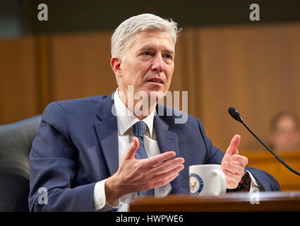 Washington DC, USA. 22 mars 2017. Neil Gorsuch juge témoigne devant le Comité judiciaire du Sénat des États-Unis sur sa nomination au poste de juge de la Cour suprême des États-Unis pour remplacer feu le juge Antonin Scalia sur la colline du Capitole à Washington, DC le mercredi 22 mars, 2017. Credit : Ron Sachs/MediaPunch /CNP/Alamy Live News Banque D'Images
