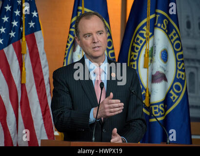 Washington, USA. Mar 22, 2017. Représentant des États-Unis Adam Schiff (démocrate de Californie), important membre du US House Permanent Select Committee on Intelligence tient une conférence de presse dans le capitole le mercredi 22 mars, 2017. Schiff s'est exprimé après le président du comité, représentant américain Devin Nunes (républicain de Californie) a annoncé qu'il avait été donné des communications interceptées qui ne semblent pas être liées à l'enquête du FBI en Trump associates' contacts avec la Russie ou un acte de souscription. Credit : MediaPunch Inc/Alamy Live News Banque D'Images