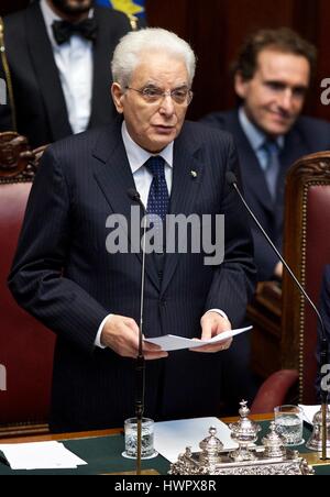 Rome. Mar 22, 2017. Le président italien Sergio Mattarella (C) donne un discours lors de la cérémonie à la Chambre des Députés italienne à Rome, Italie le 22 mars 2017. Les législateurs italiens se sont réunis à la Chambre des députés, mercredi, pour célébrer le soixantième anniversaire du Traité de Rome, qui a déclenché le processus d'intégration de l'ensemble en 1957. Credit : Jin Yu/Xinhua/Alamy Live News Banque D'Images